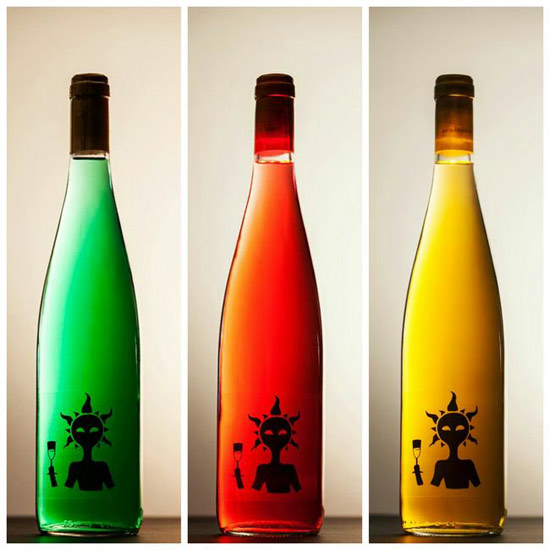 還記得藍(lán)色葡萄酒嗎？現(xiàn)在廠家把彩虹顏色都集齊了（組圖）