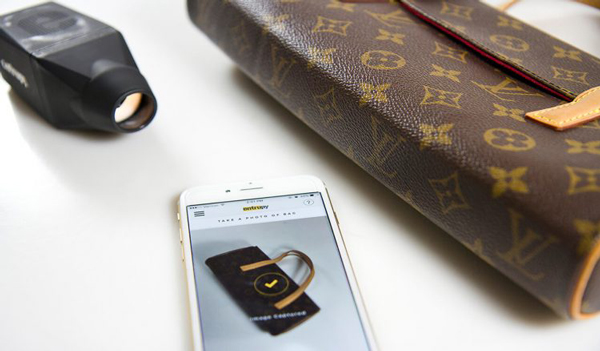有了這款便攜式真?zhèn)舞b定儀，再也不用擔心買到假包了