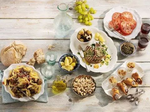 早餐吃晚了叫 brunch，那晚餐吃早了叫什么？