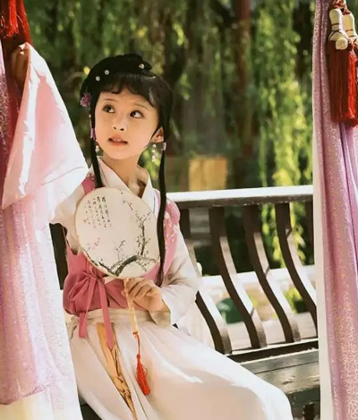 小戲骨版《紅樓夢(mèng)》演技炸裂，眼角眉梢都是戲，哪個(gè)萌娃最得你心？