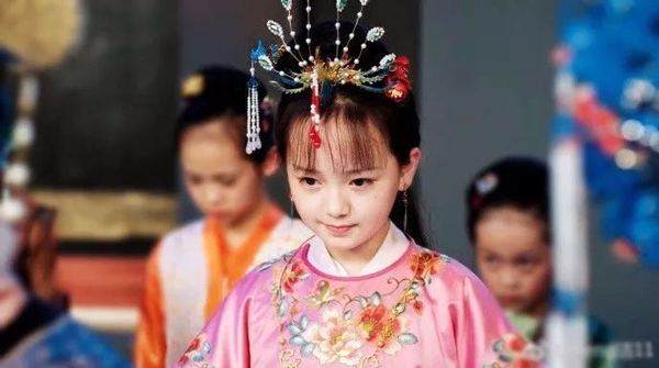 小戲骨版《紅樓夢》演技炸裂，眼角眉梢都是戲，哪個萌娃最得你心？