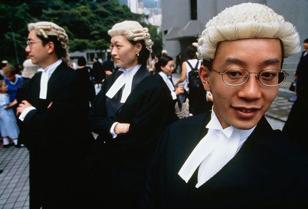 漲知識(shí)！英國(guó)法官和律師的白色假發(fā)原來大有來頭