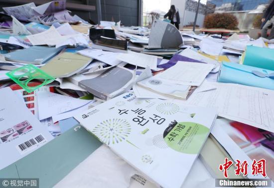 韓國(guó)高考因地震突然推遲 學(xué)生垃圾堆找書 整容手術(shù)改約……