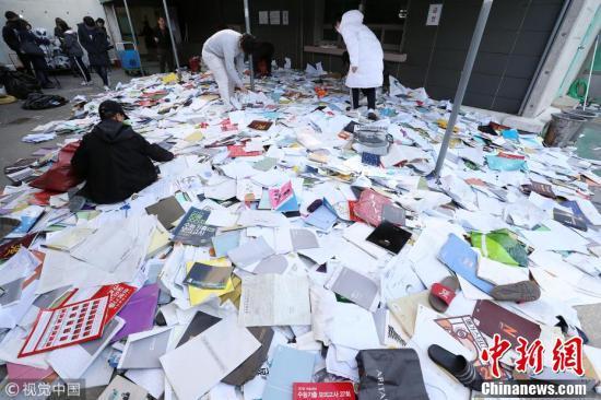 韓國(guó)高考因地震突然推遲 學(xué)生垃圾堆找書 整容手術(shù)改約……