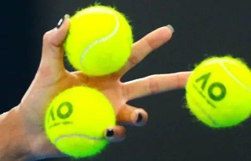 網(wǎng)球到底是黃色還是綠色？看看費(fèi)德勒怎么說(shuō)
