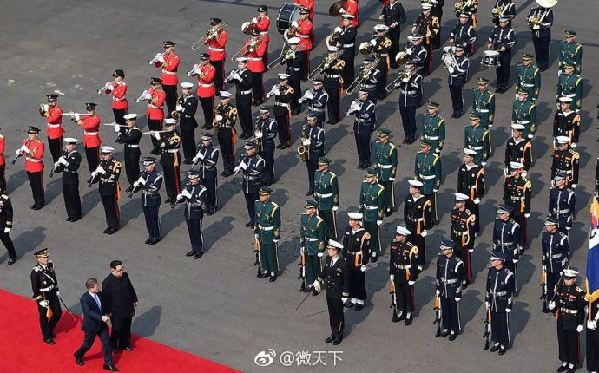 歷史時刻！金正恩跨過“三八線”與文在寅握手，還帶上了冷面！