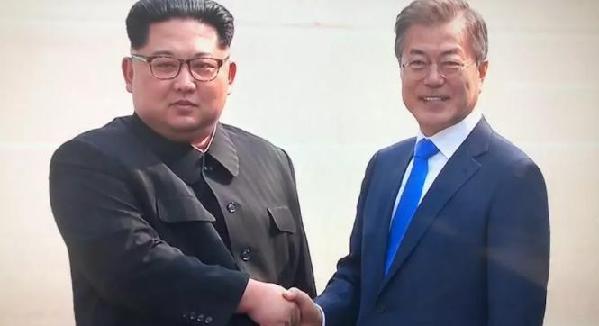 歷史時刻！金正恩跨過“三八線”與文在寅握手，還帶上了冷面！