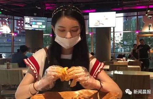 還有這種操作！上海餐廳推出代剝小龍蝦服務(wù)，你怎么看？
