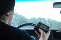 研究：開(kāi)車(chē)時(shí)發(fā)短信比酒后駕車(chē)更危險(xiǎn)