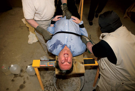 Interrogation offer for Bush <BR>議員出錢(qián)給布什'用水刑'