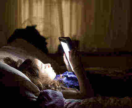 睡前玩iPad會(huì)影響睡眠質(zhì)量