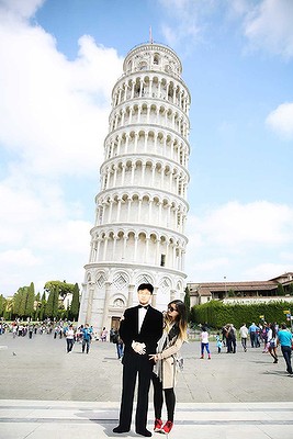 女孩帶“紙板爸爸”旅游 為去世父親圓夢(mèng)（組圖）