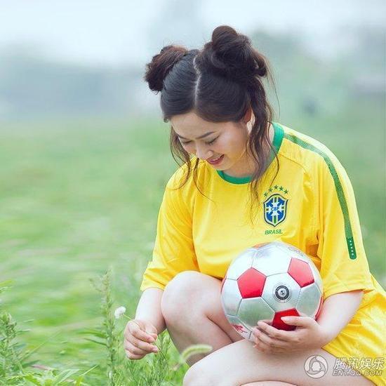 芙蓉姐姐身穿巴西隊(duì)服 化身世界杯雷人女神